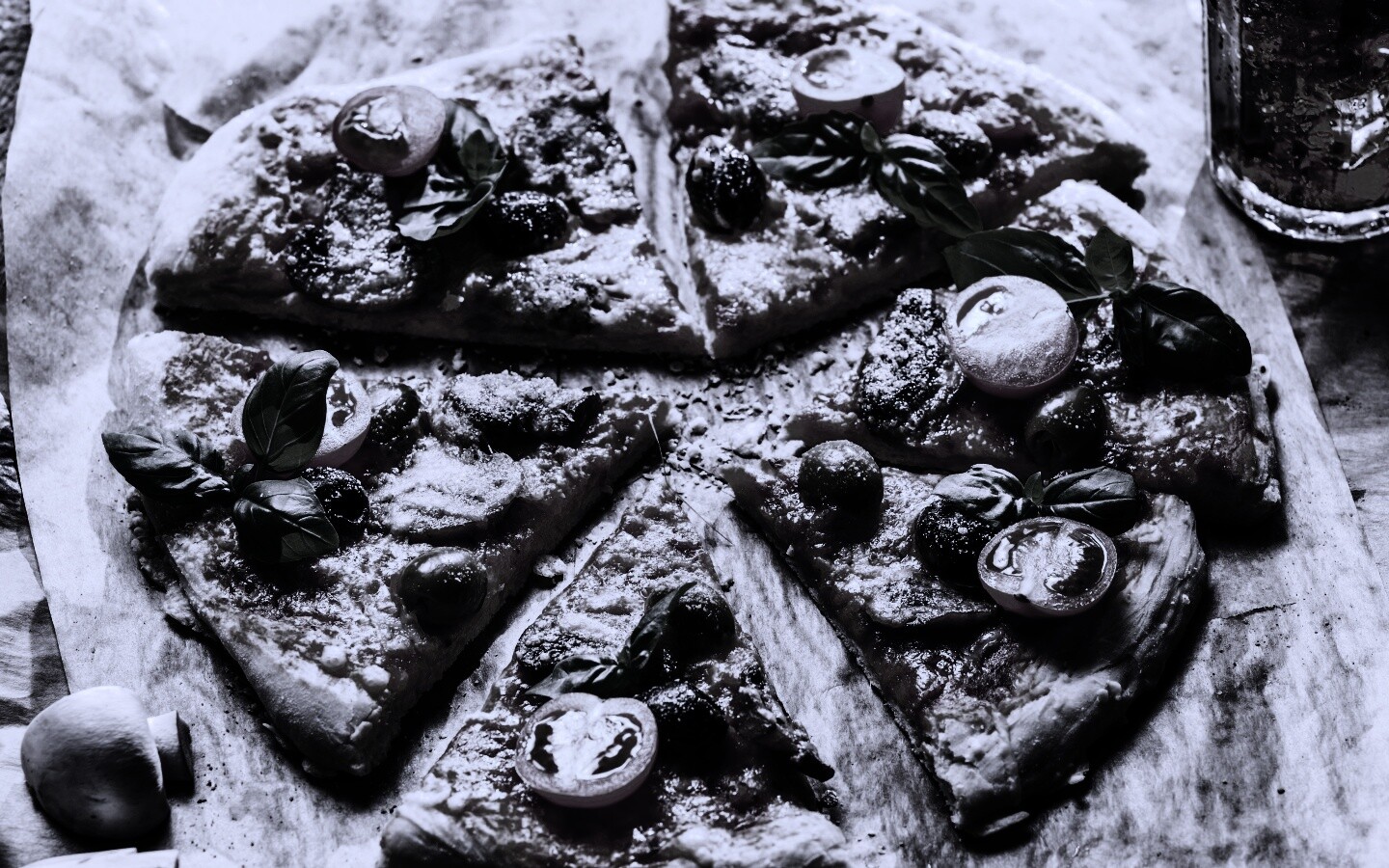 Сочная пицца с томатами и пармезаном обои