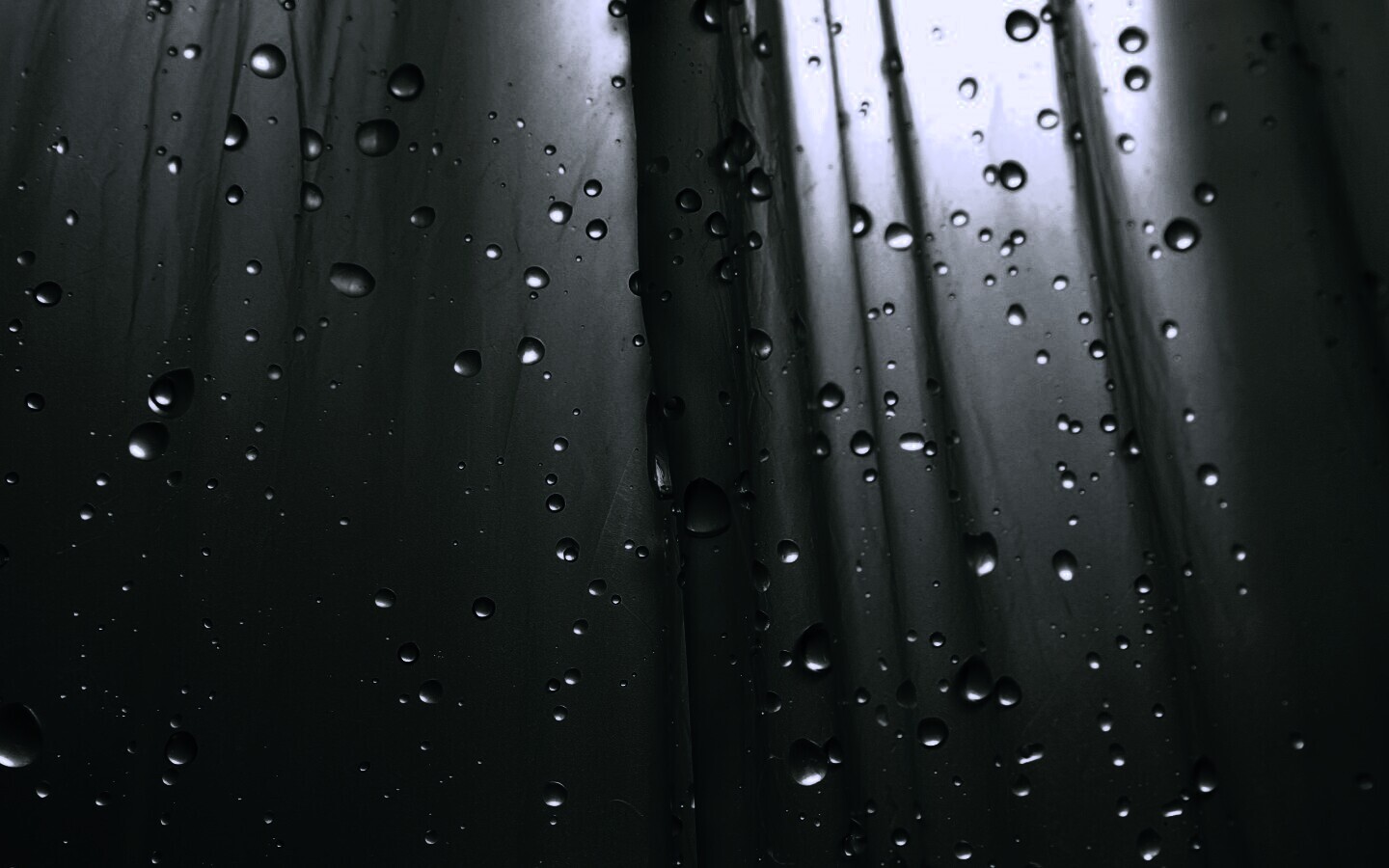 Капли на зеленом пластике обои