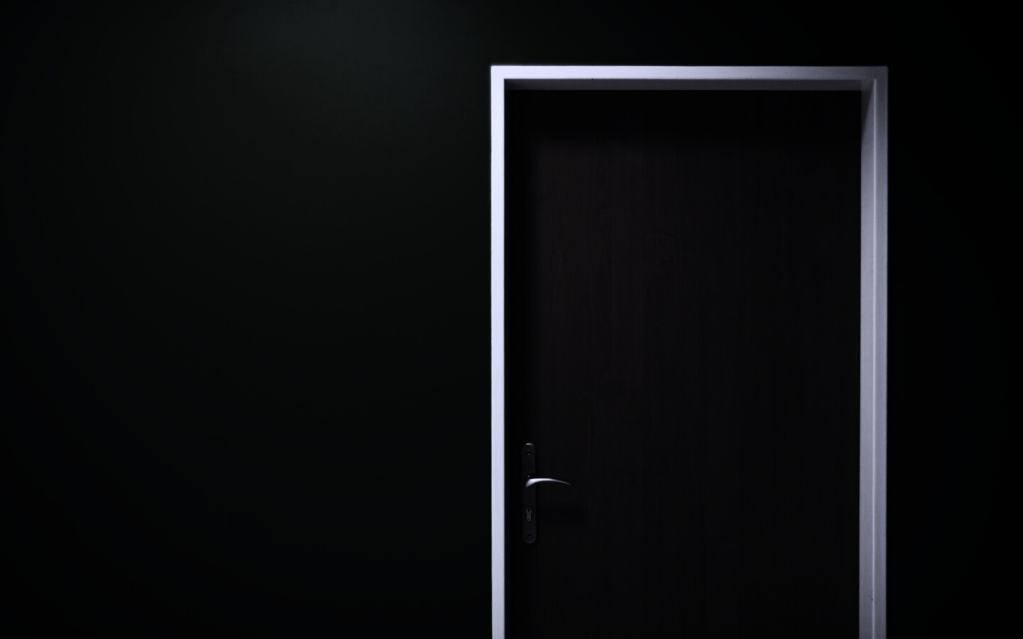 Дверь в стене обои