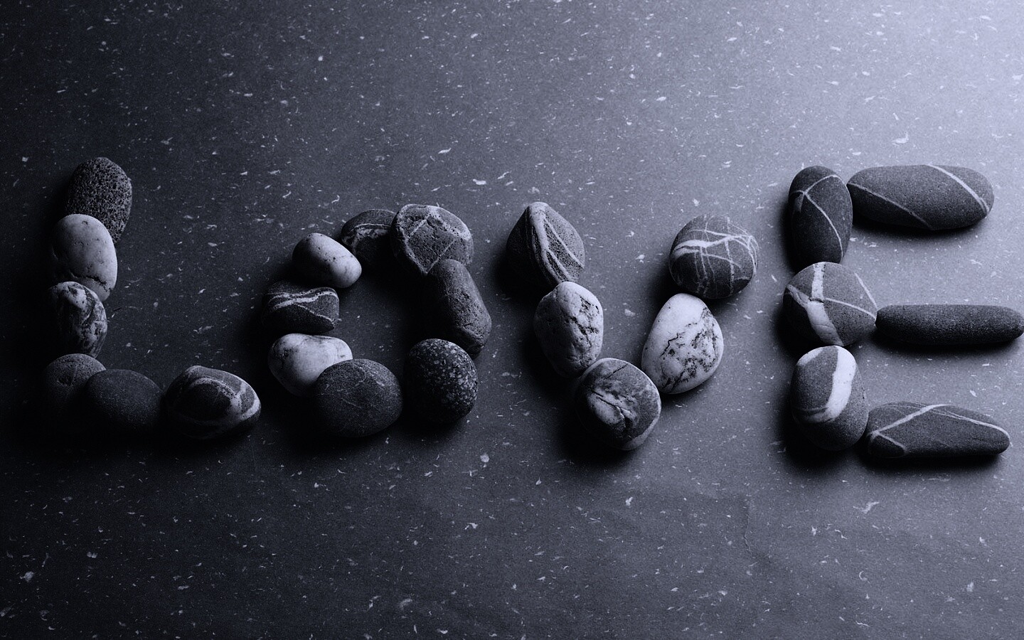 Слово "любовь" выложенное камнями обои