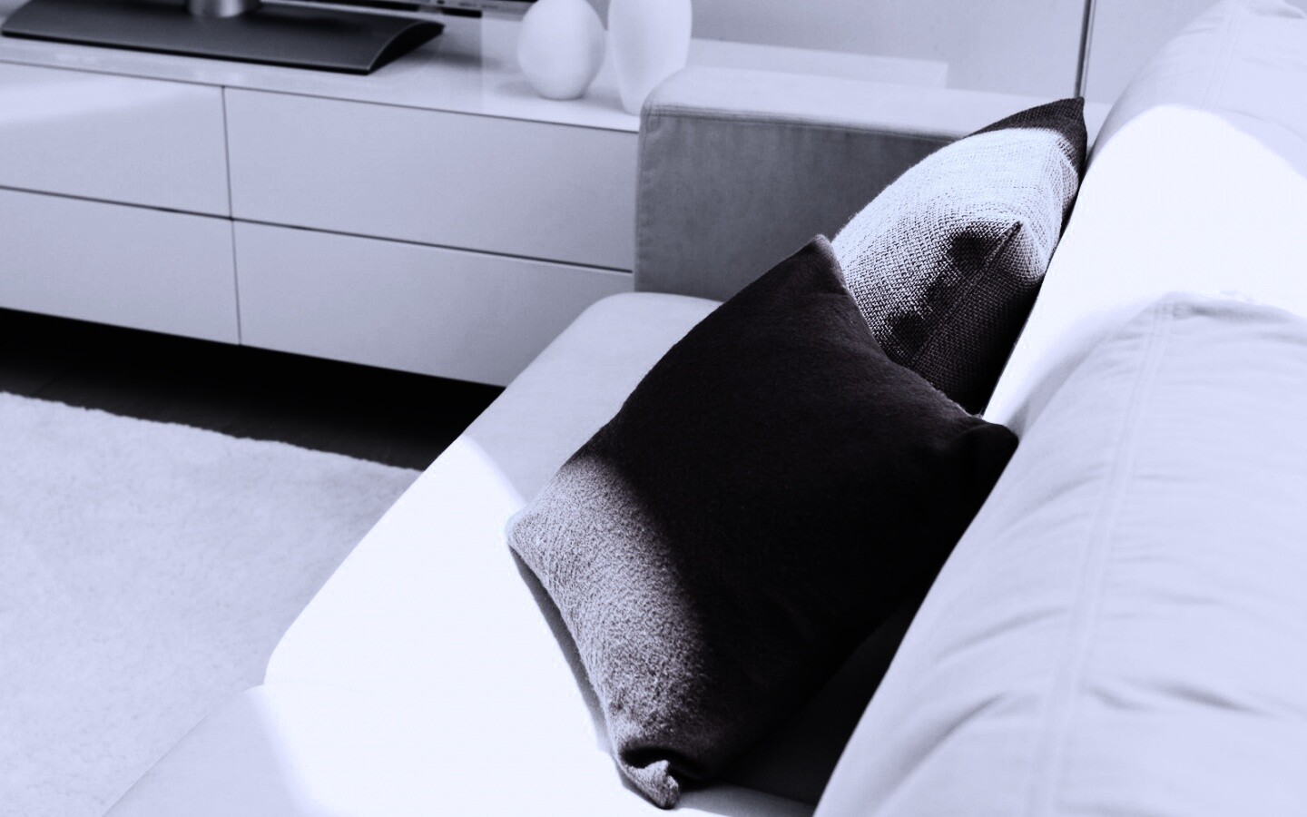 Подушки на диване обои