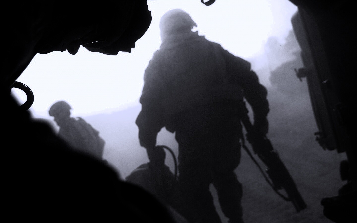 Солдаты выходят из броневика обои