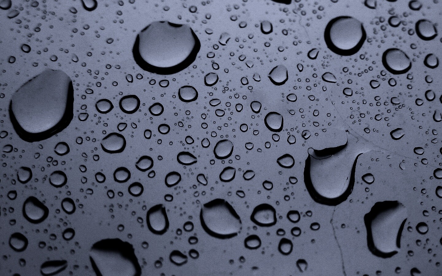 Капли воды на синем стекле обои