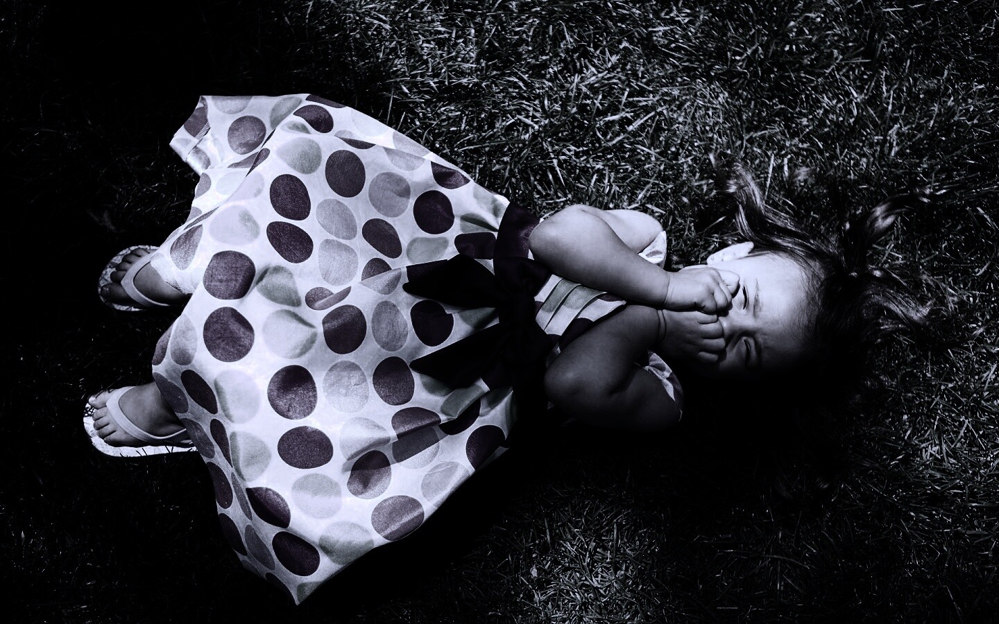 Девочка на траве обои