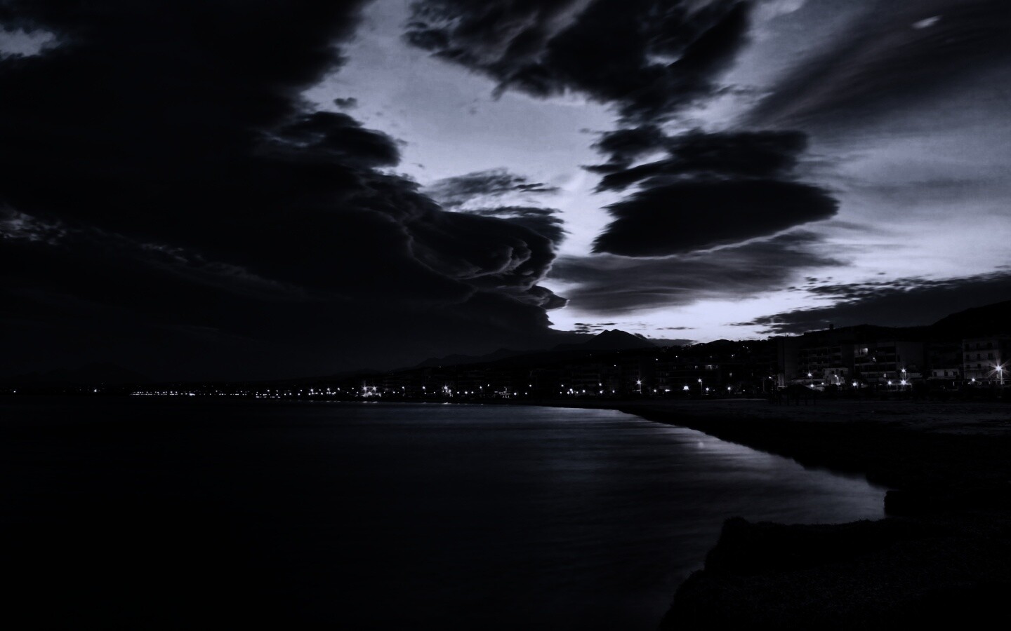 Красивый закат над городом у моря обои