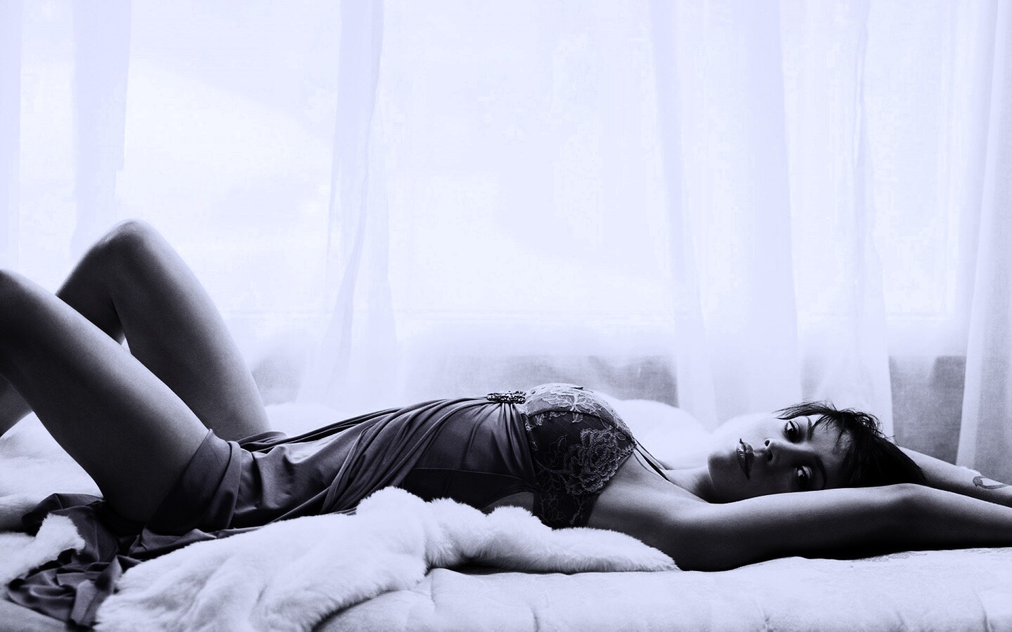 Алиса Милано на кровати обои