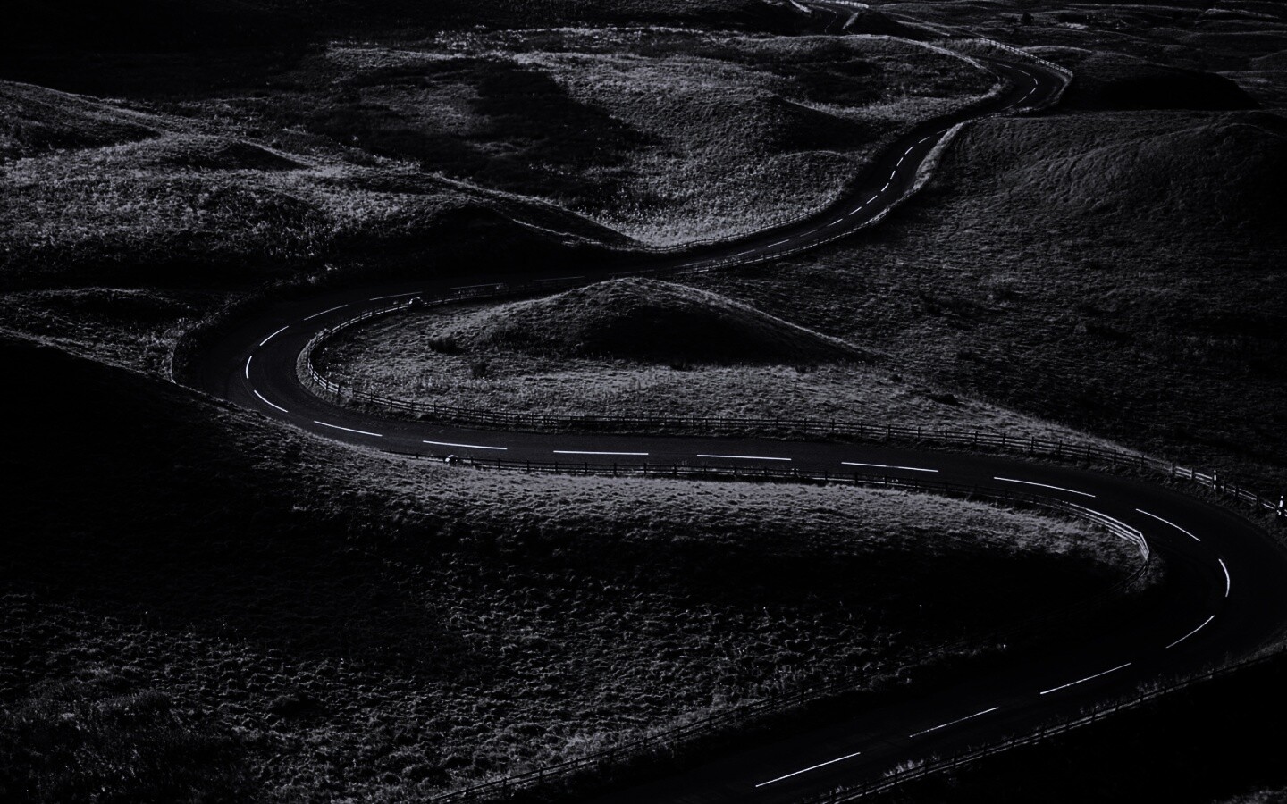 Дорога петляет меж холмов обои