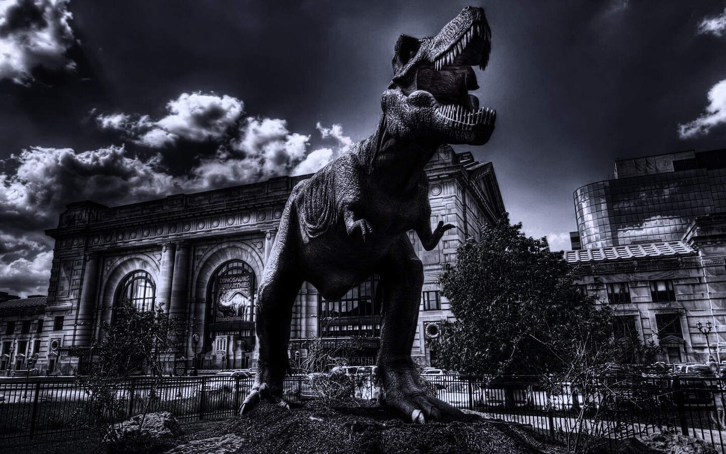 Скульптура динозавра рядом с музеем рептилий обои
