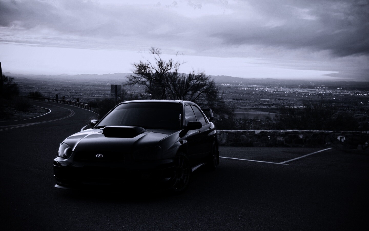 Субару на смотровой алощадке в горах обои