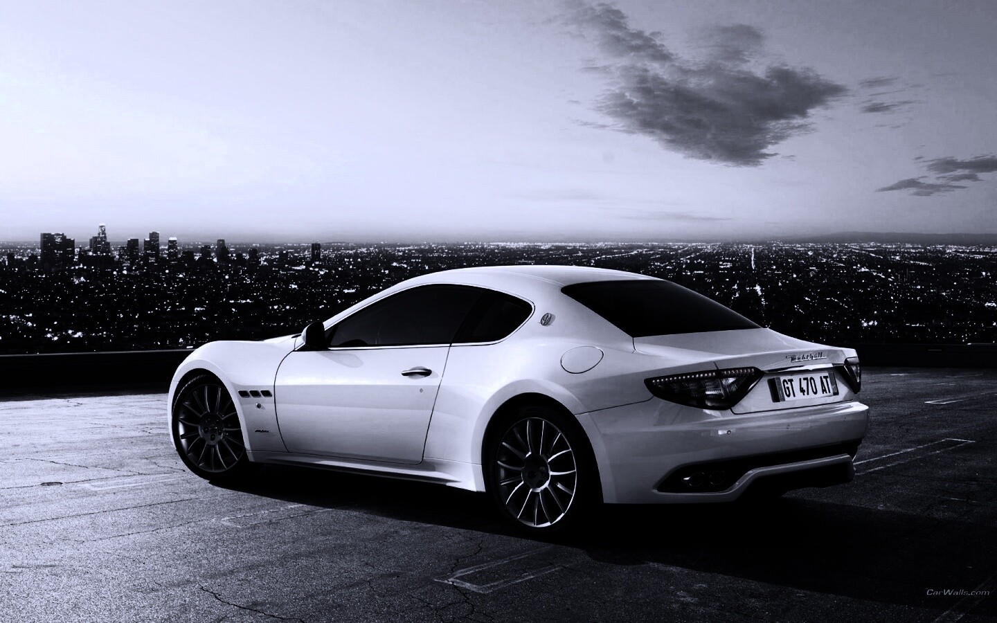 Maserati Granturismo на фоне города обои