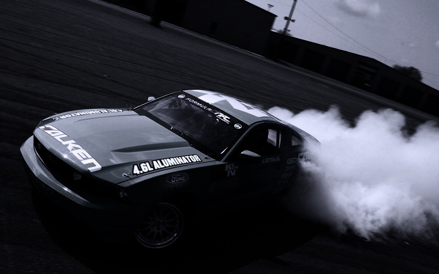 Мустанг дрифтует обои