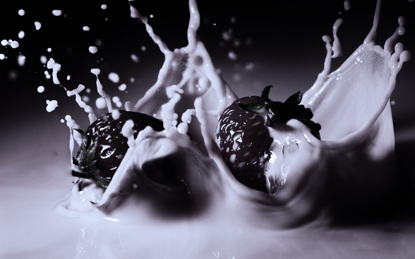 Сочная клубника с молоком обои