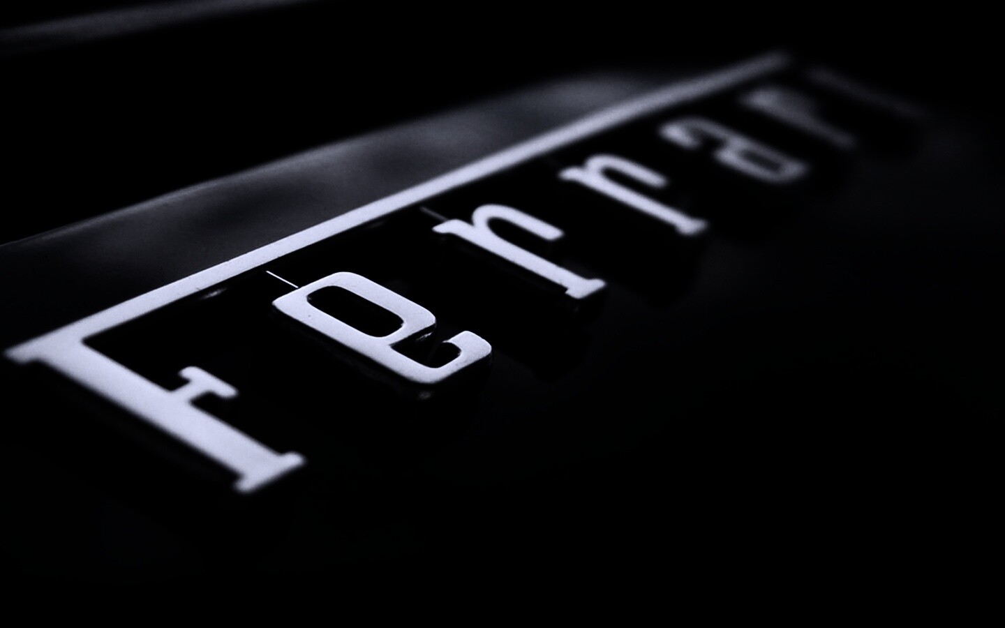 Хромированный логотип Ferrari обои