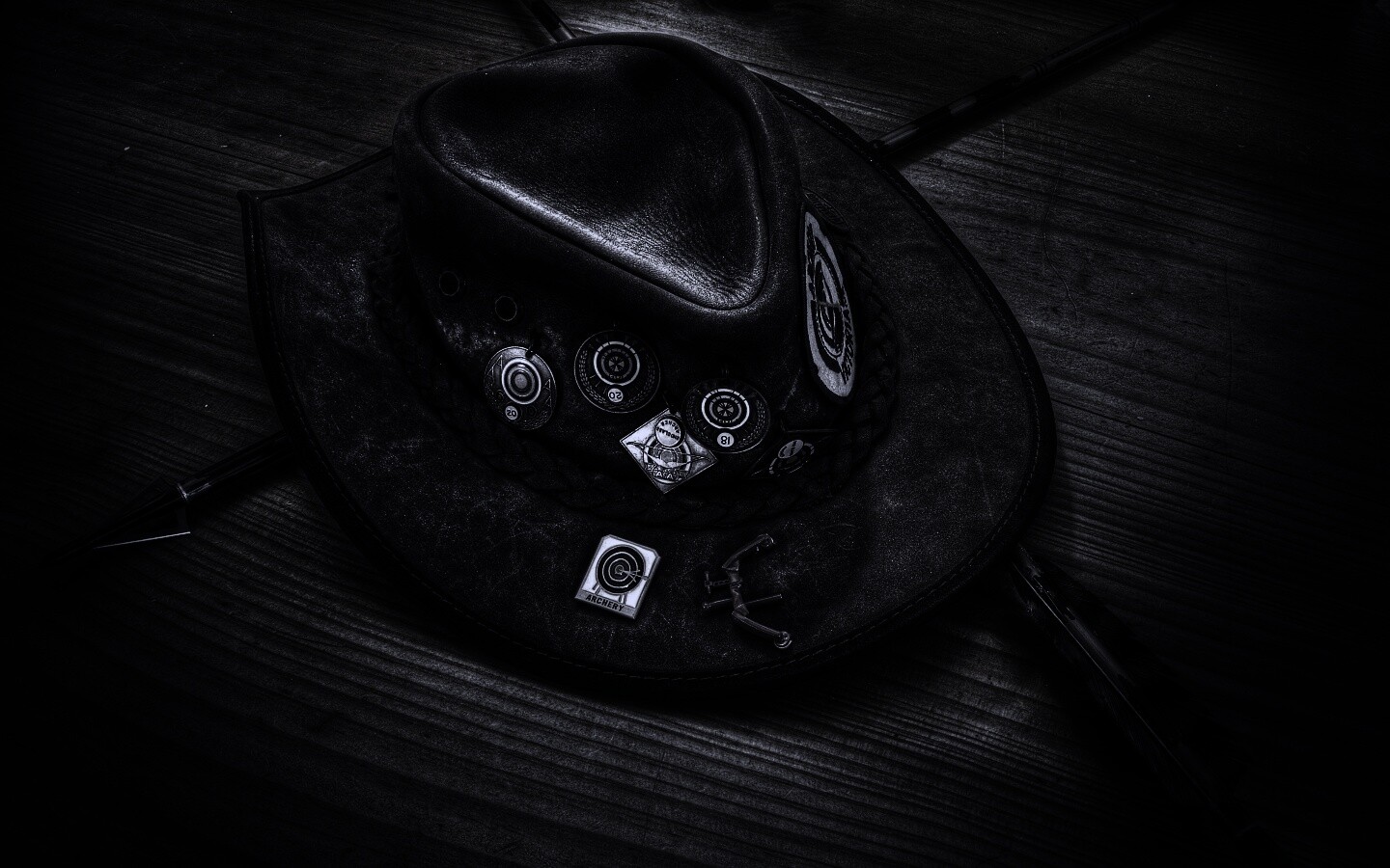 Шляпа и стрелы обои