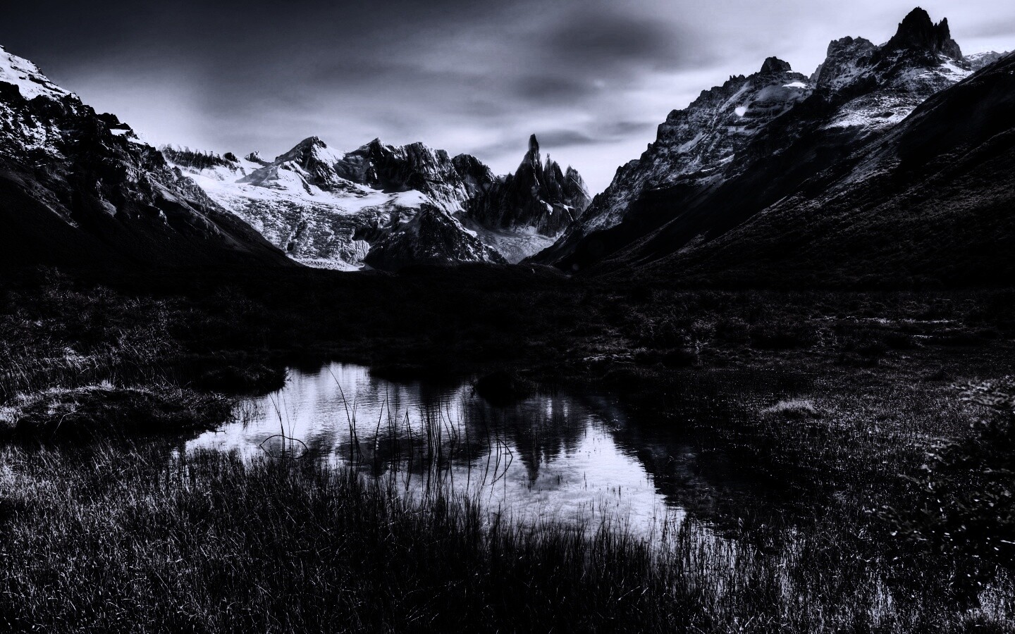 Болота на фоне гор обои