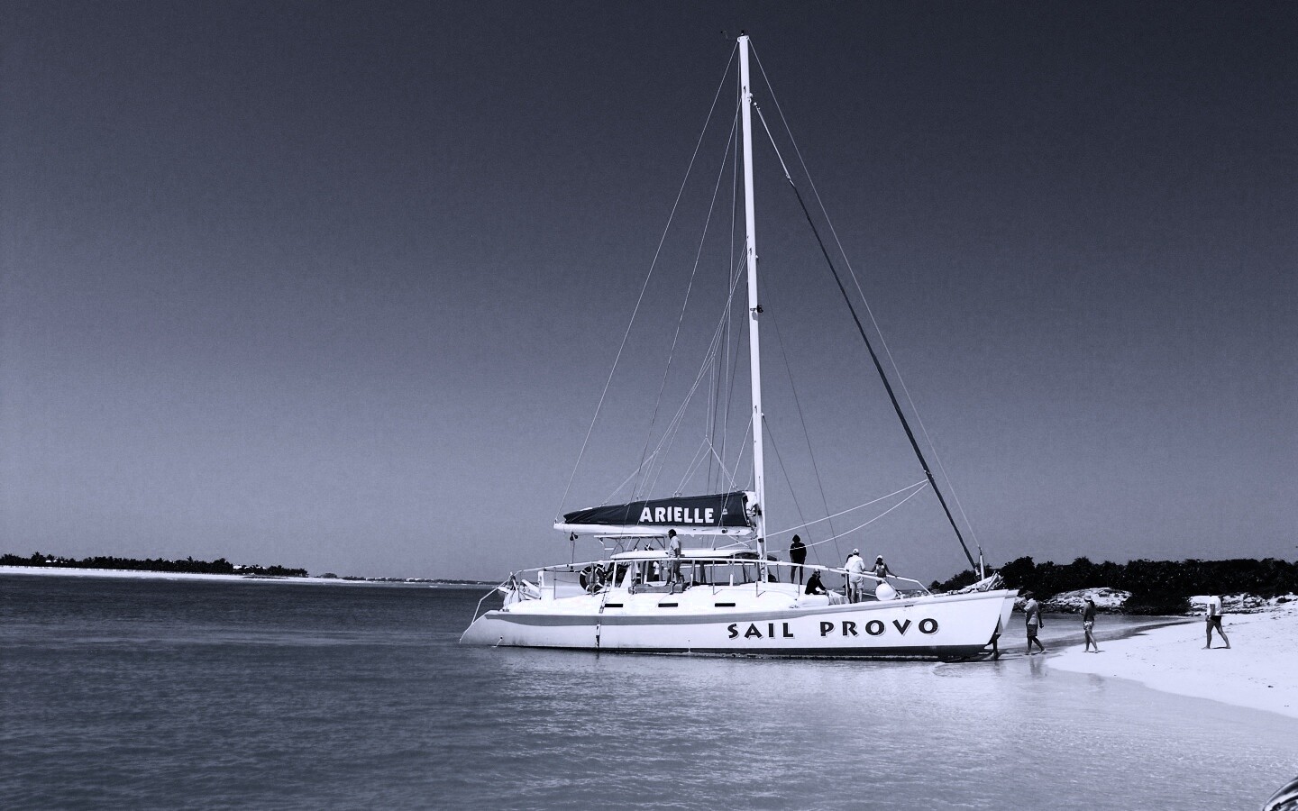 Яхта в голубой лагуне обои