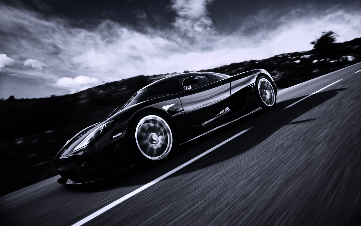 Автомобиль Koenigsegg мчится по трассе обои