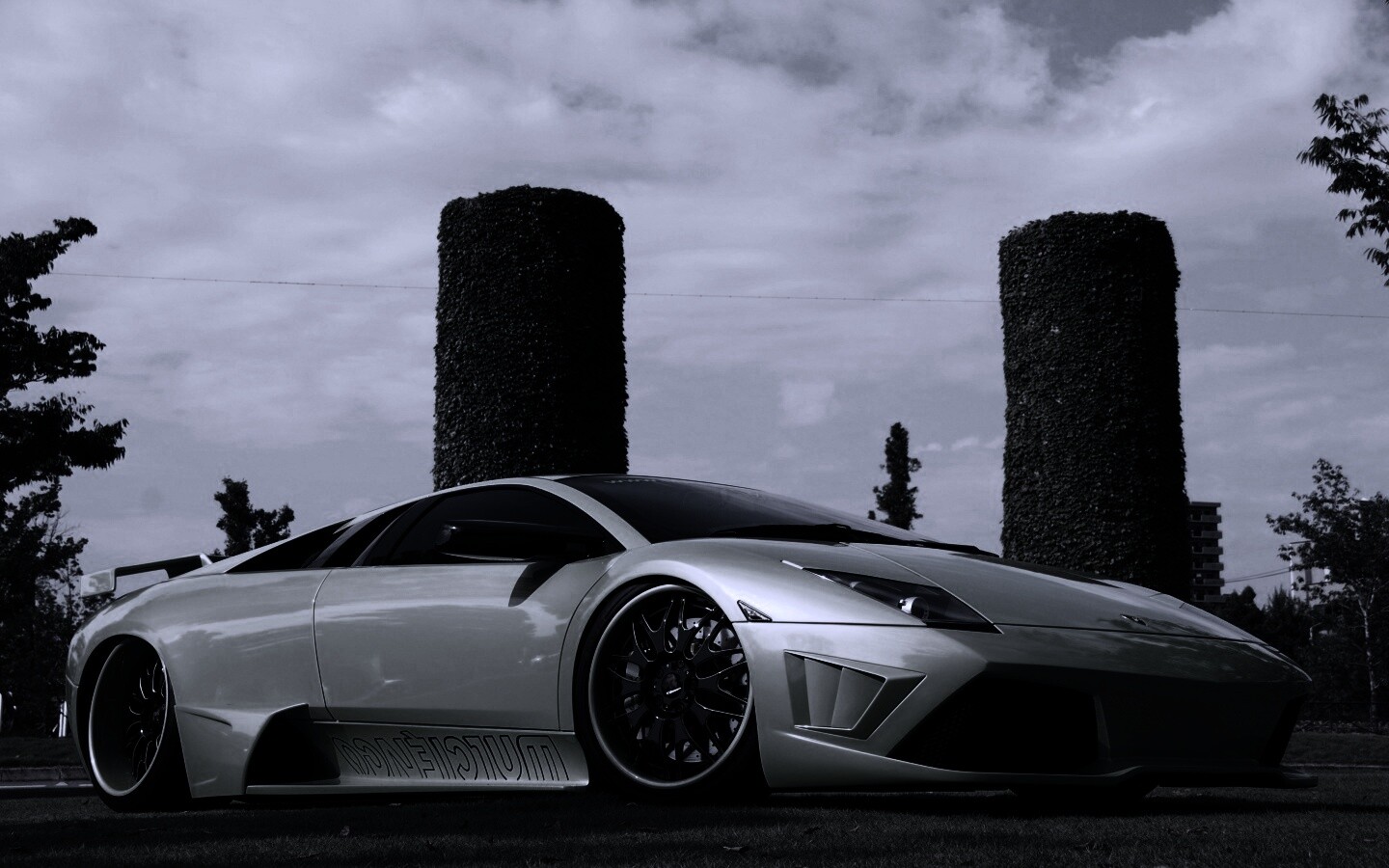 Зелёный Ламборджини на траве обои