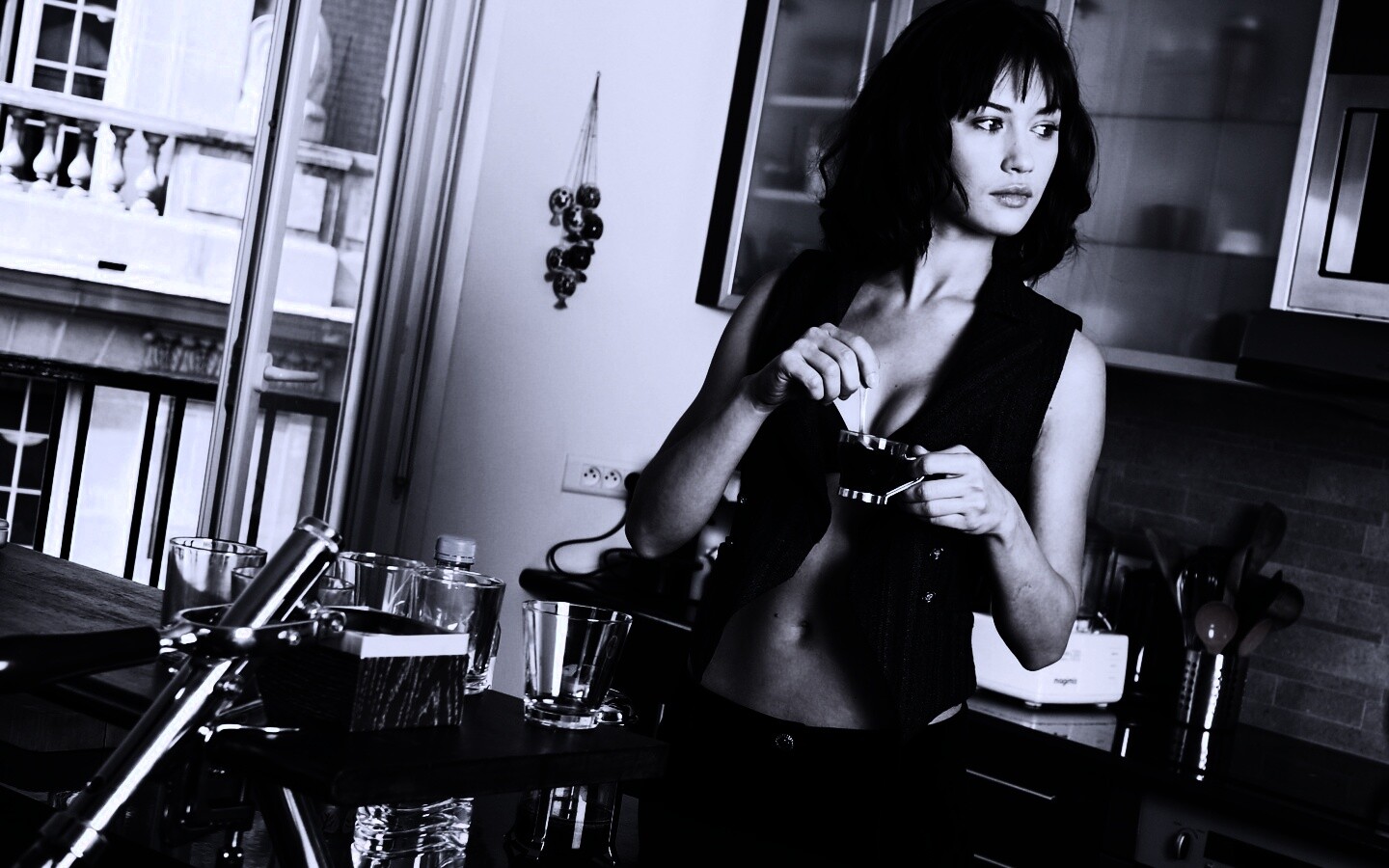 Ольга Куриленко пьет кофе обои