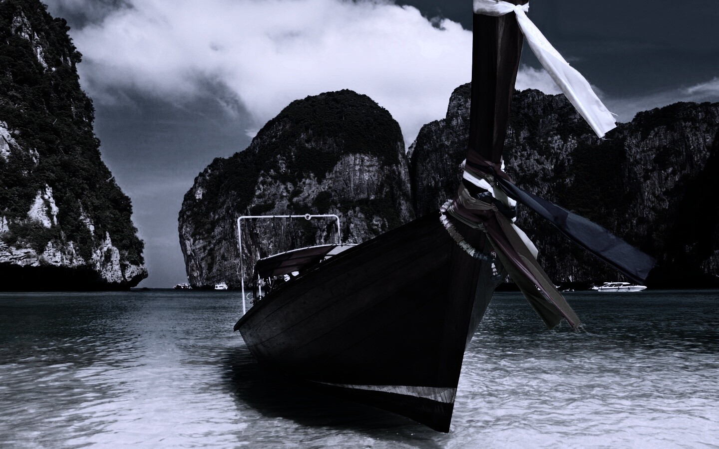 Лодка в райских водах обои