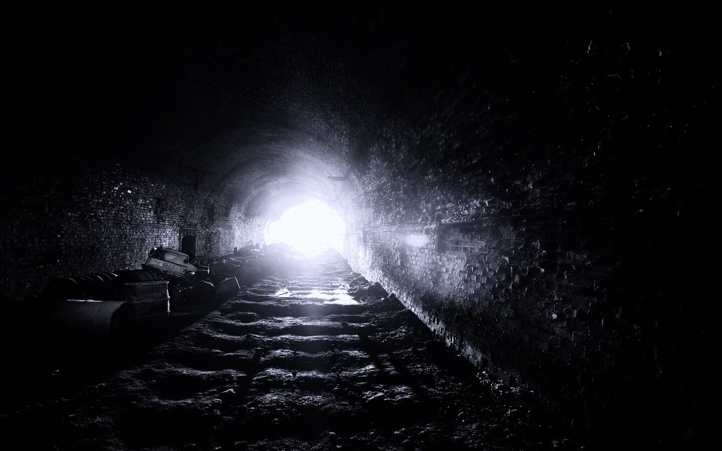 Захламленный тоннель обои