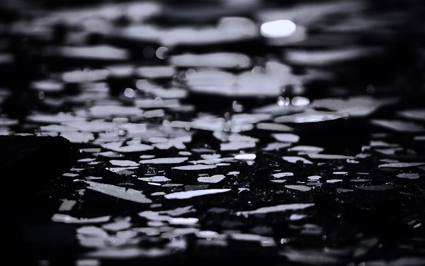 Битое стекло в лучах солнца обои