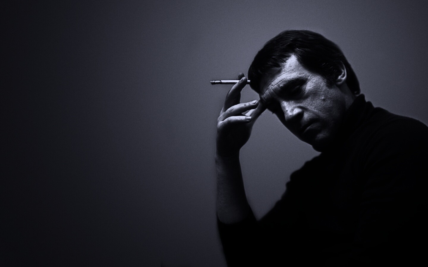 Владимир Высоцкий с сигаретой в руке обои