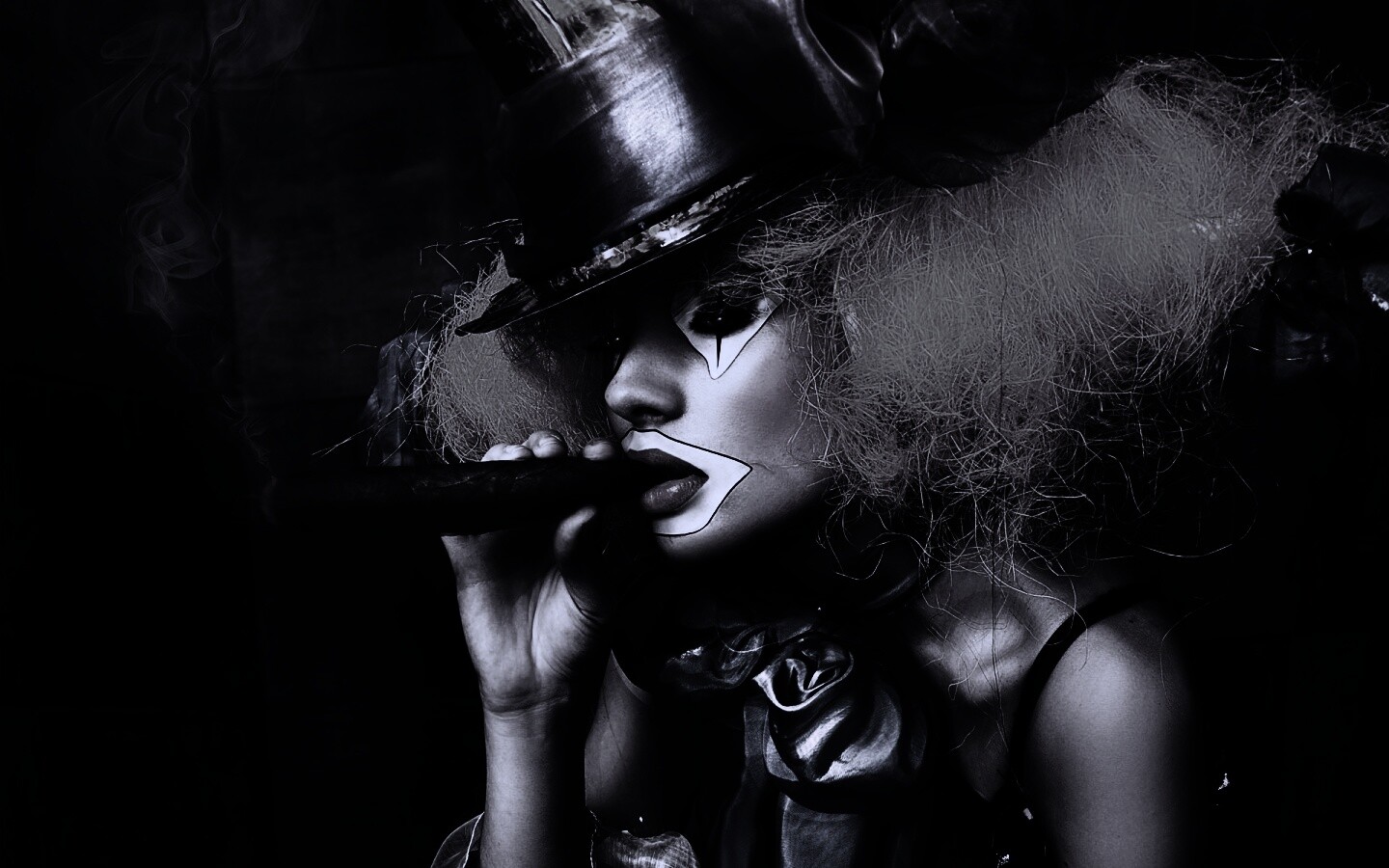 Девушка клоун курит сигару обои