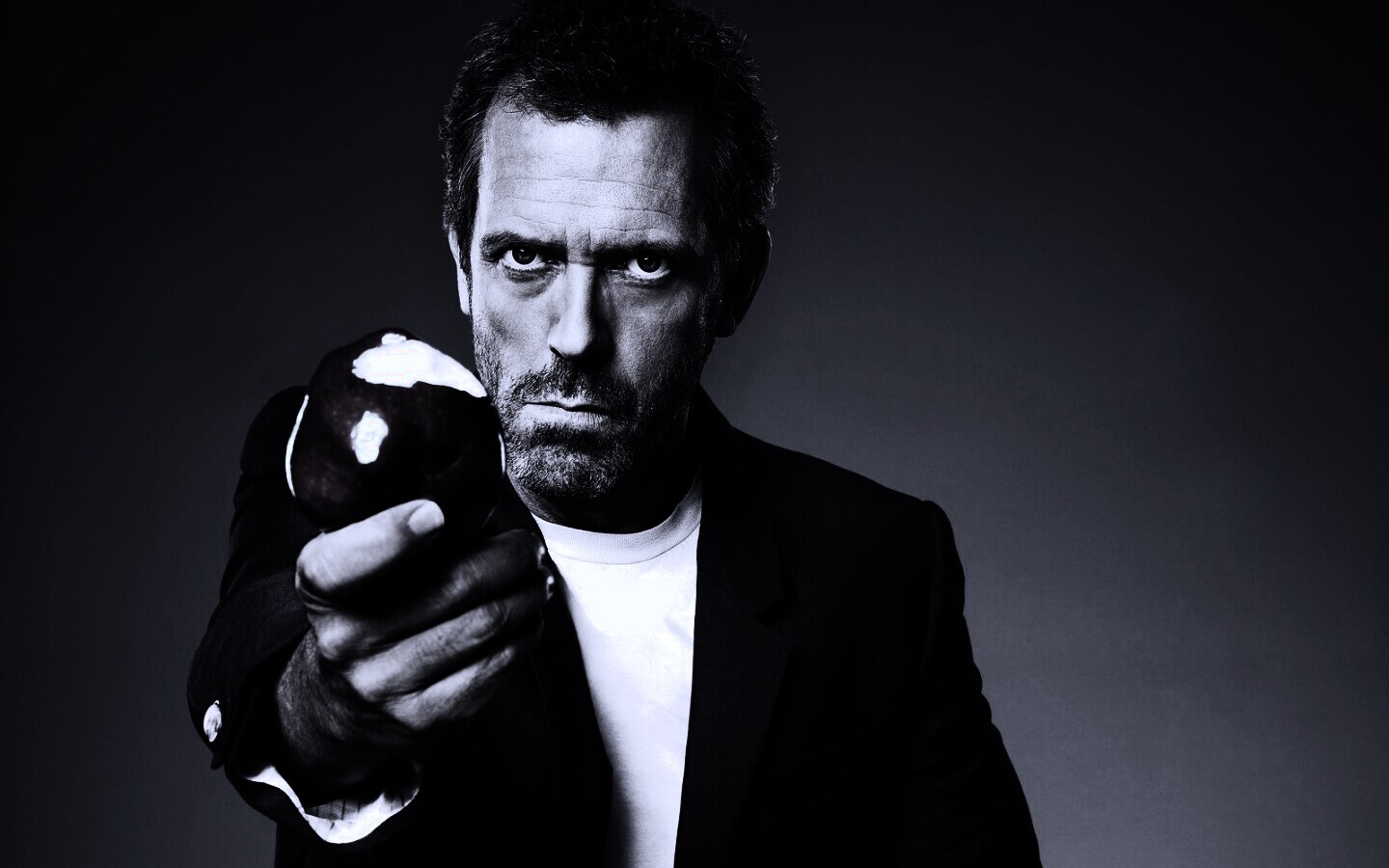 Доктор Хаус с яблоком в руке обои