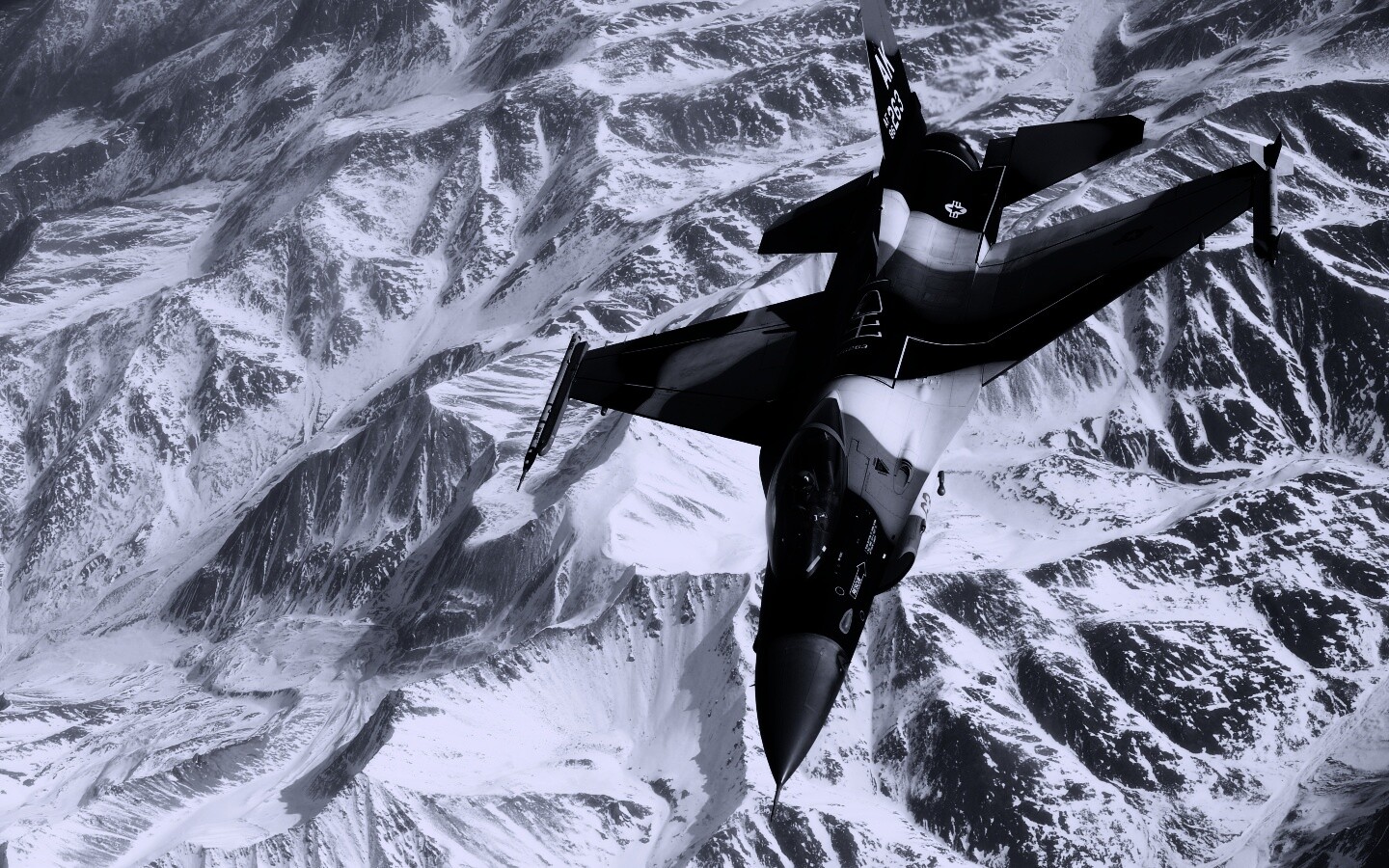Истребитель над снежными пиками гор обои
