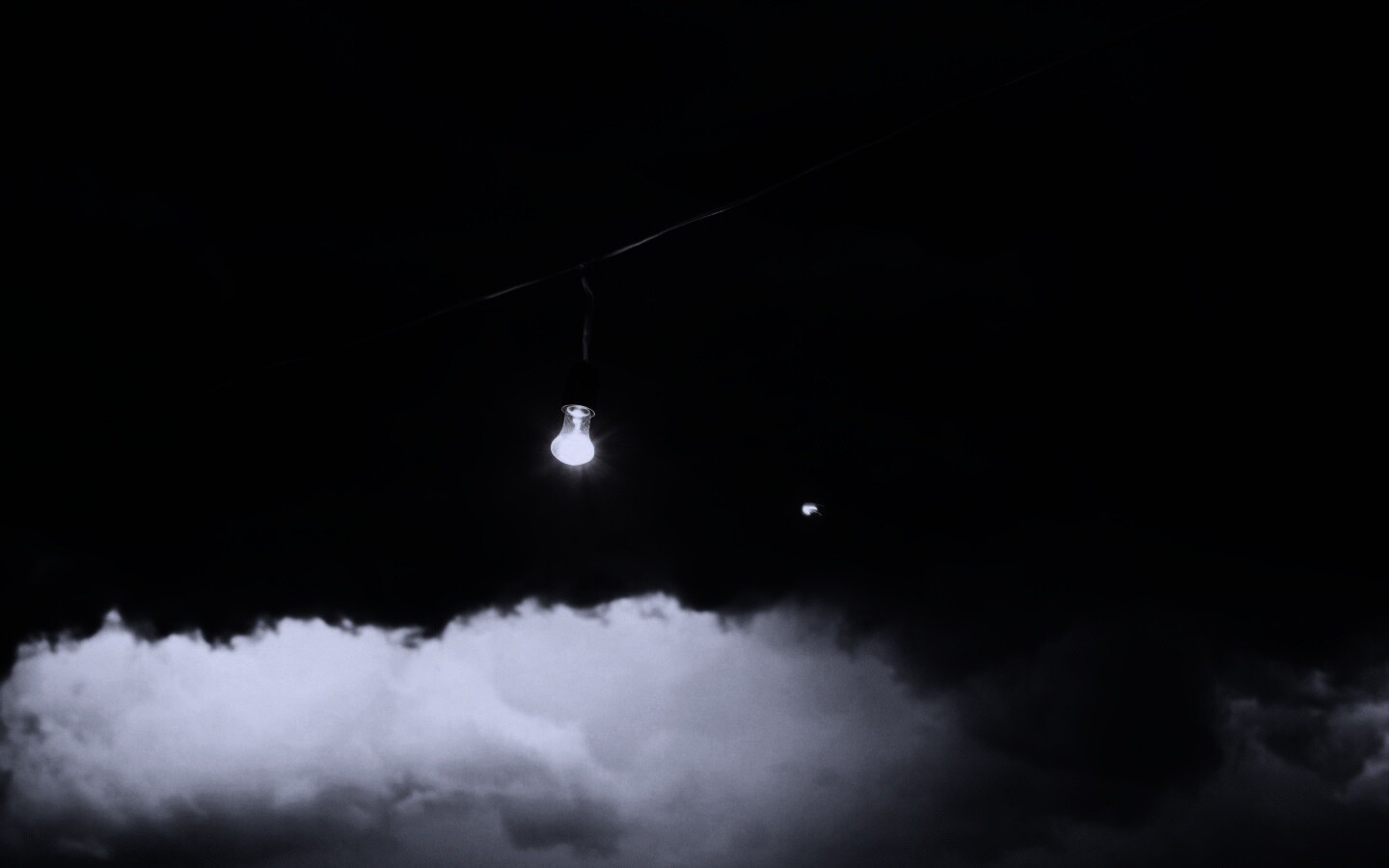 Лампочка на фоне туч обои
