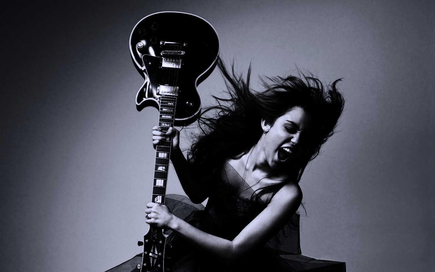 Miley Cyrus разбивает гитару обои