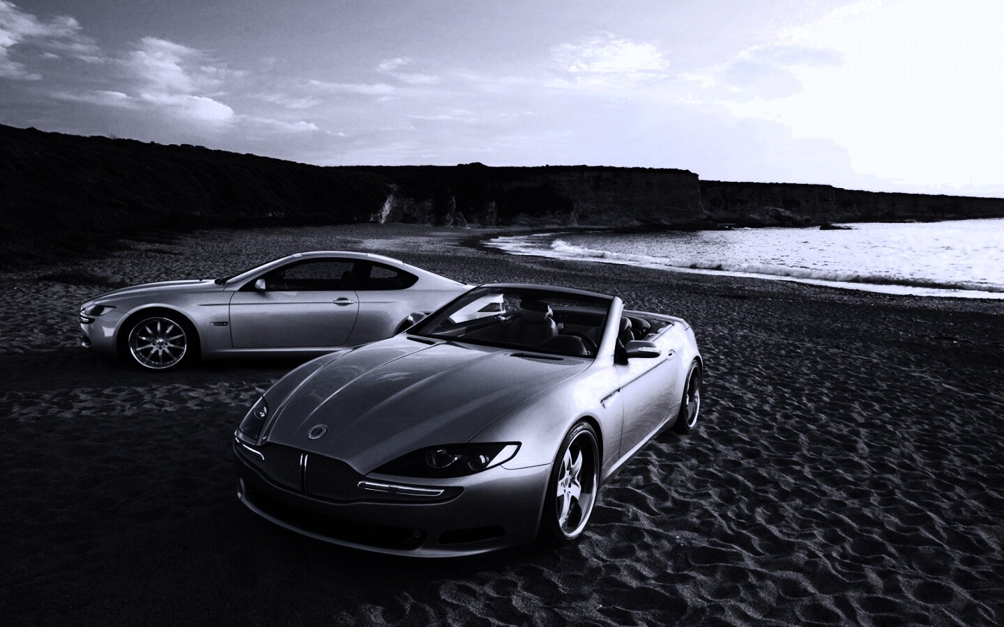 Два спорткара на берегу моря обои