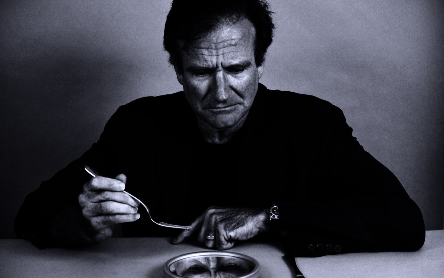 Робин Уильямс перед зеркалом обои