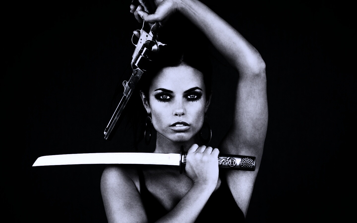 Девушка с мечом и пистолетом обои