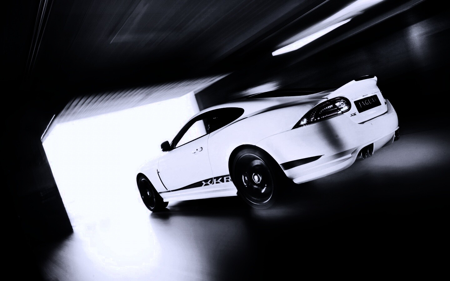 Белый ягуар в гараже обои