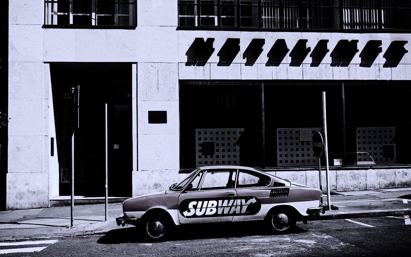 Реклама Subway на машине в Праге обои