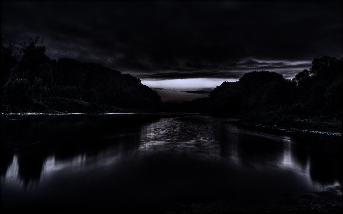 Багровый закат и водная гладь обои