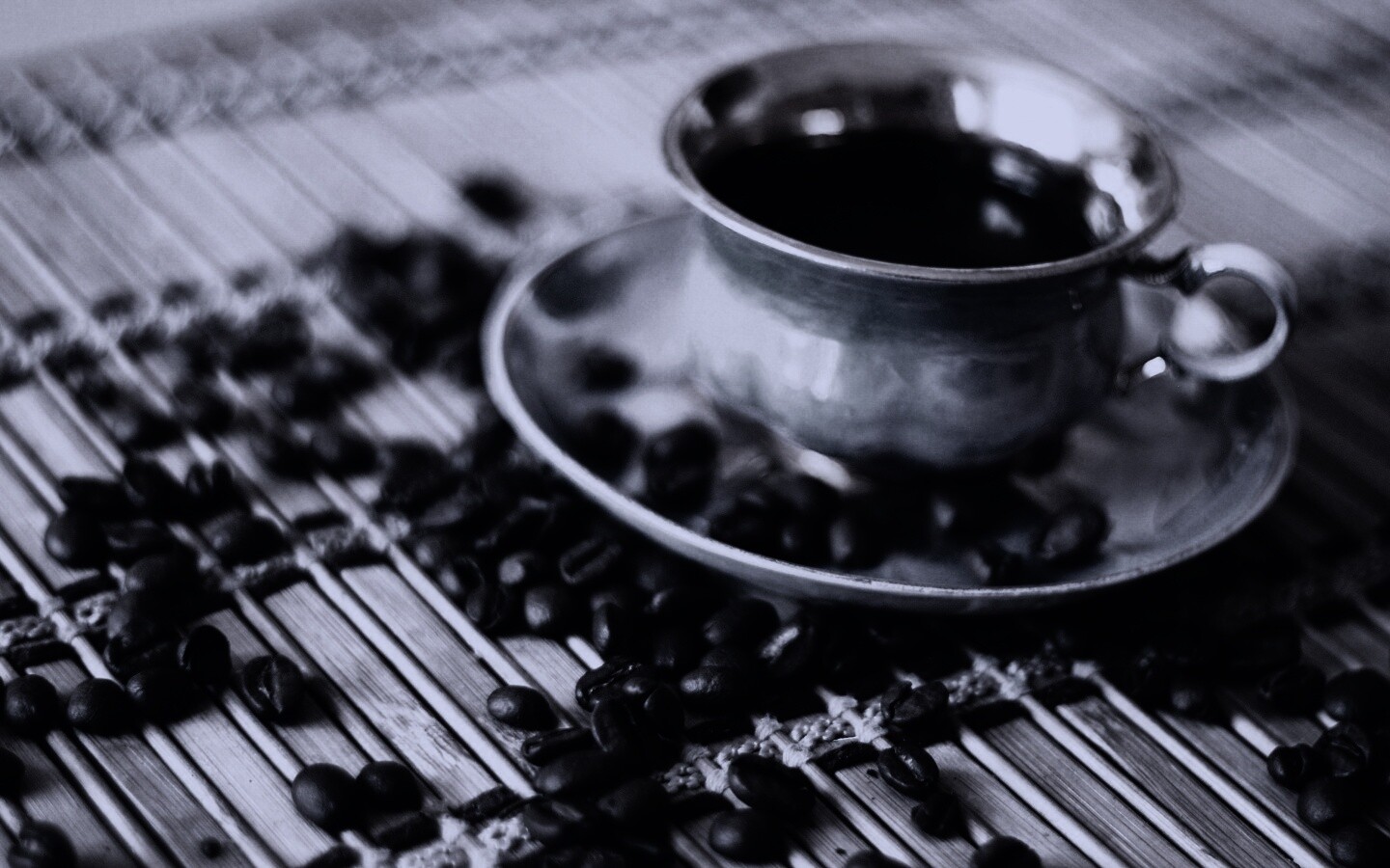 Чашка кофе и немного зерен обои