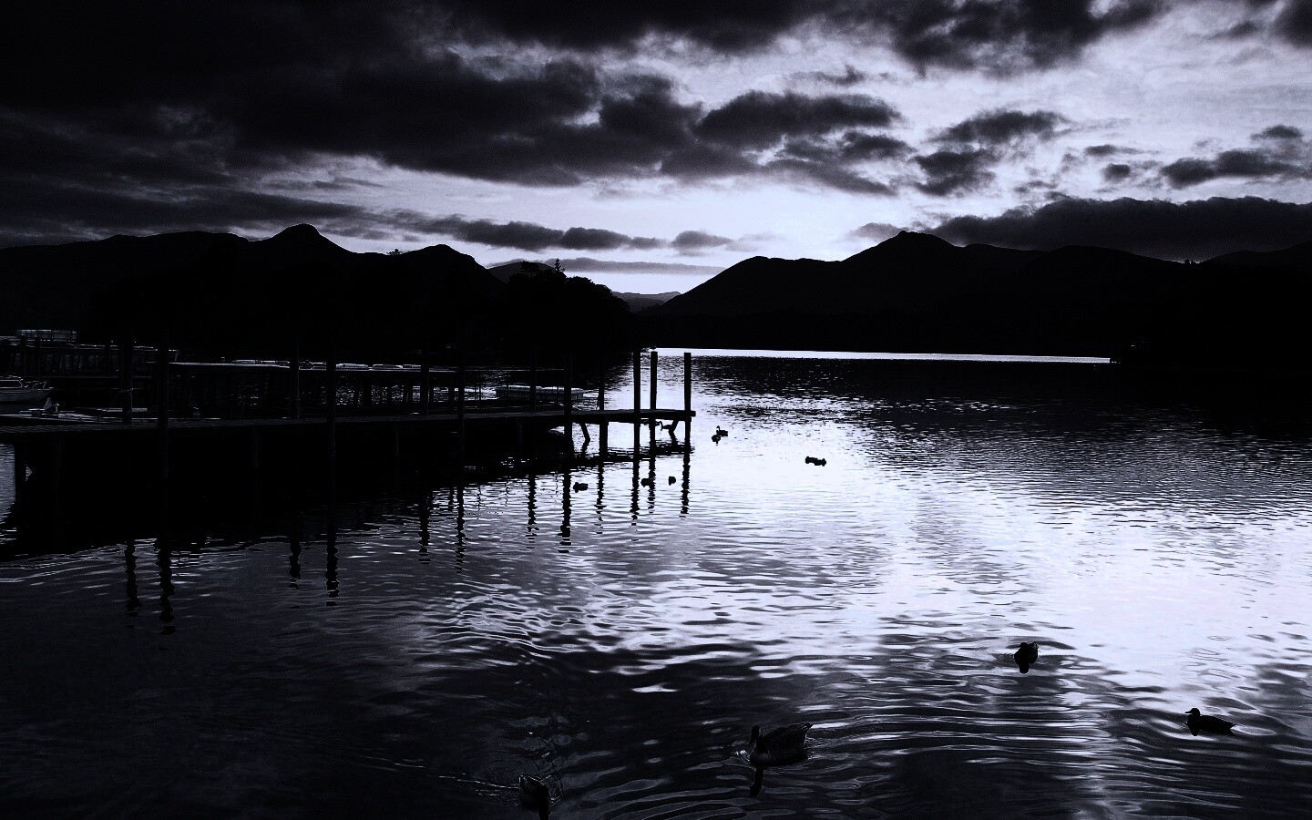 Причал на озере и утки обои