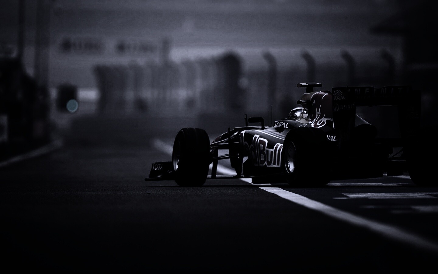 Болид выезжает на трассу обои