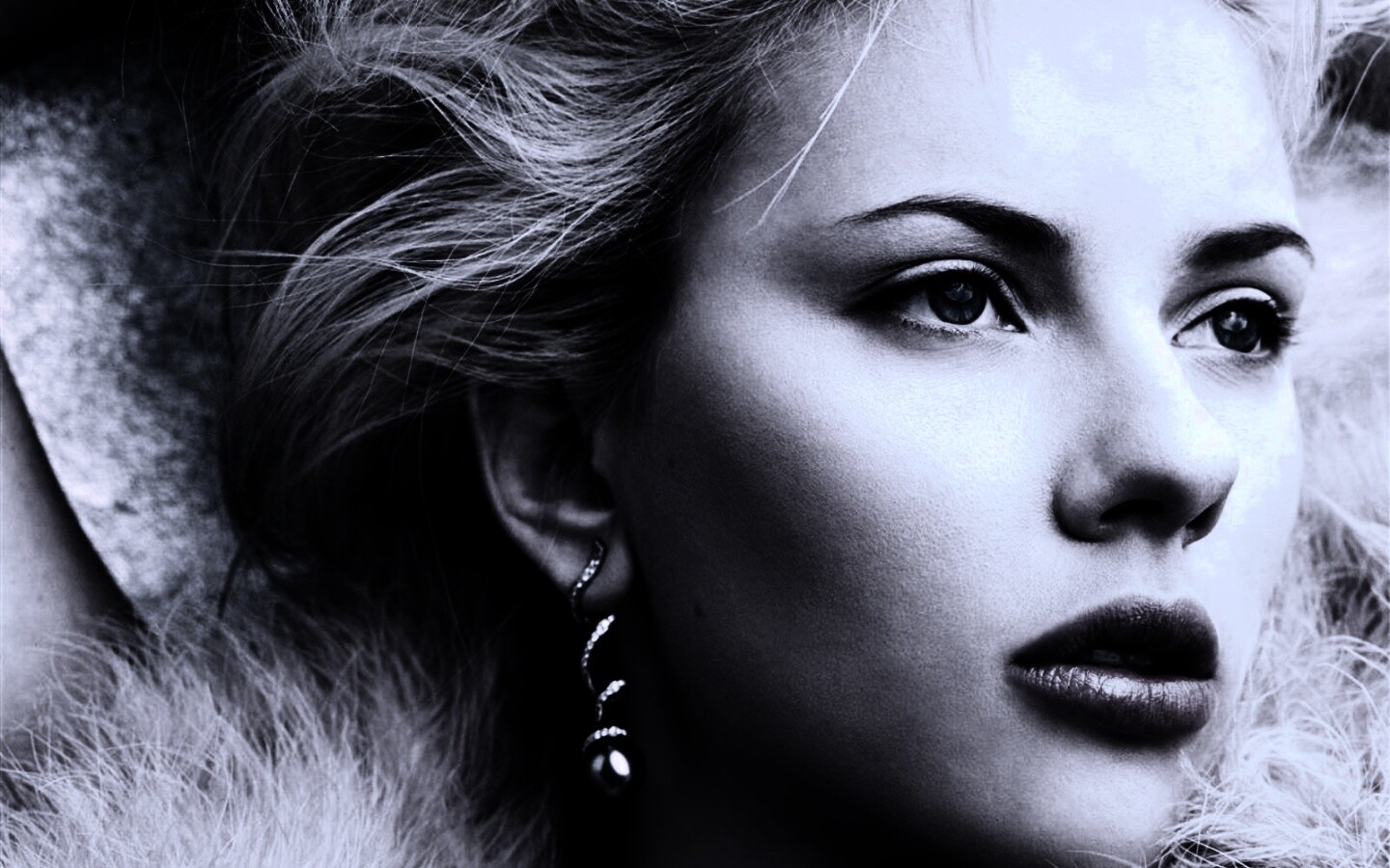 Скарлет Йохансон со змеиными серьгами обои