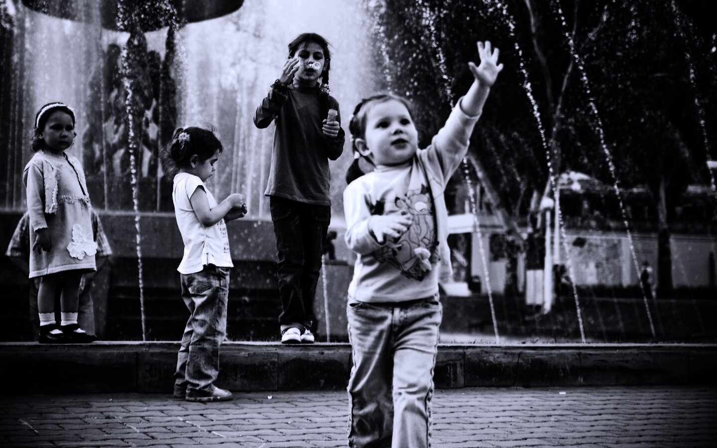Дети у фонтана обои