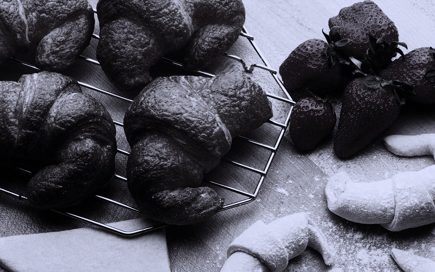 Круассаны с клубникой обои