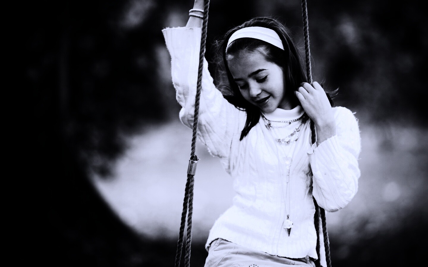 Девочка на качелях обои