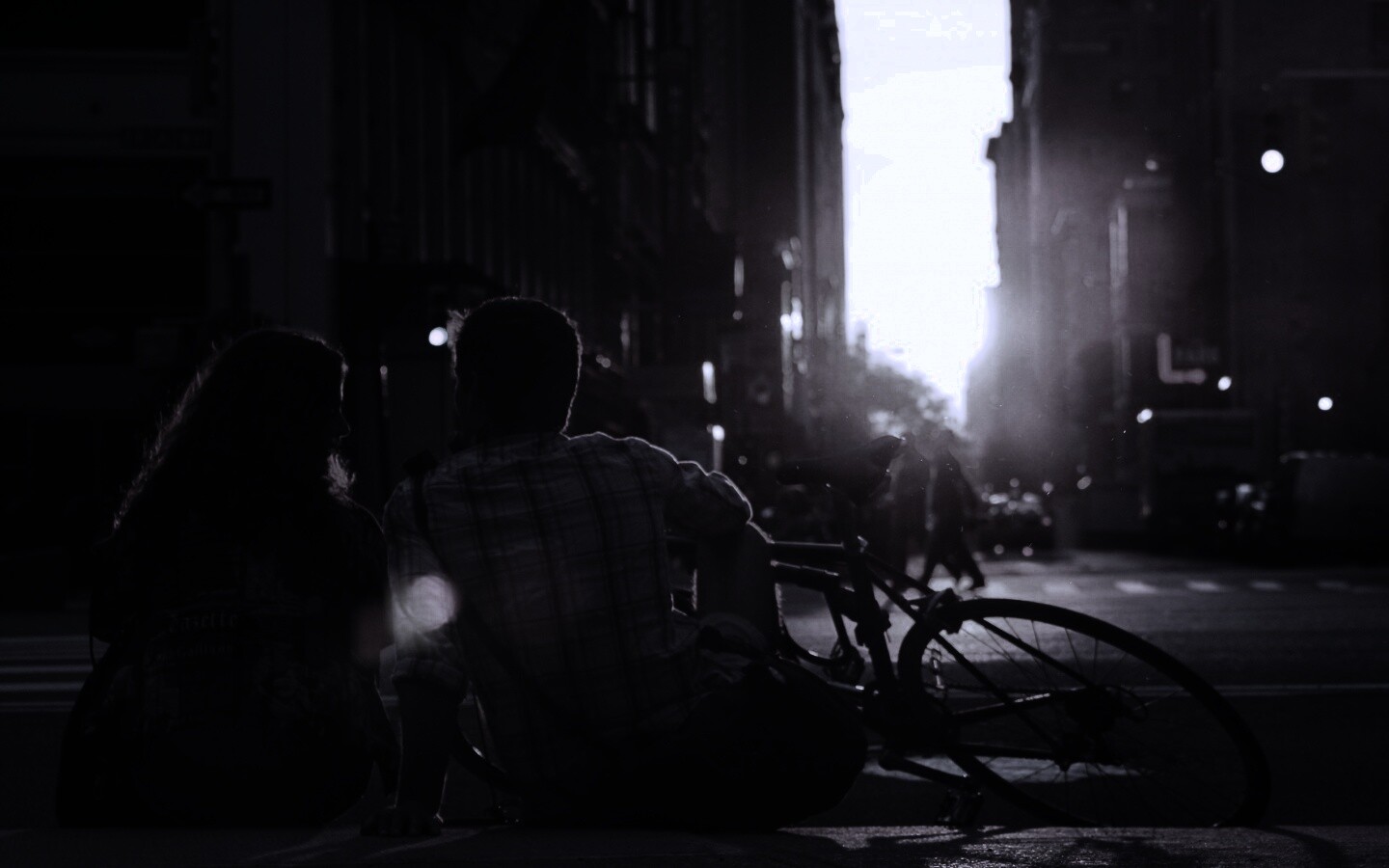 Девушка и парень с велосипедом на закате обои