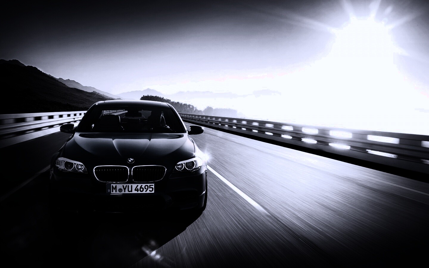 Синий БМВ на дороге обои