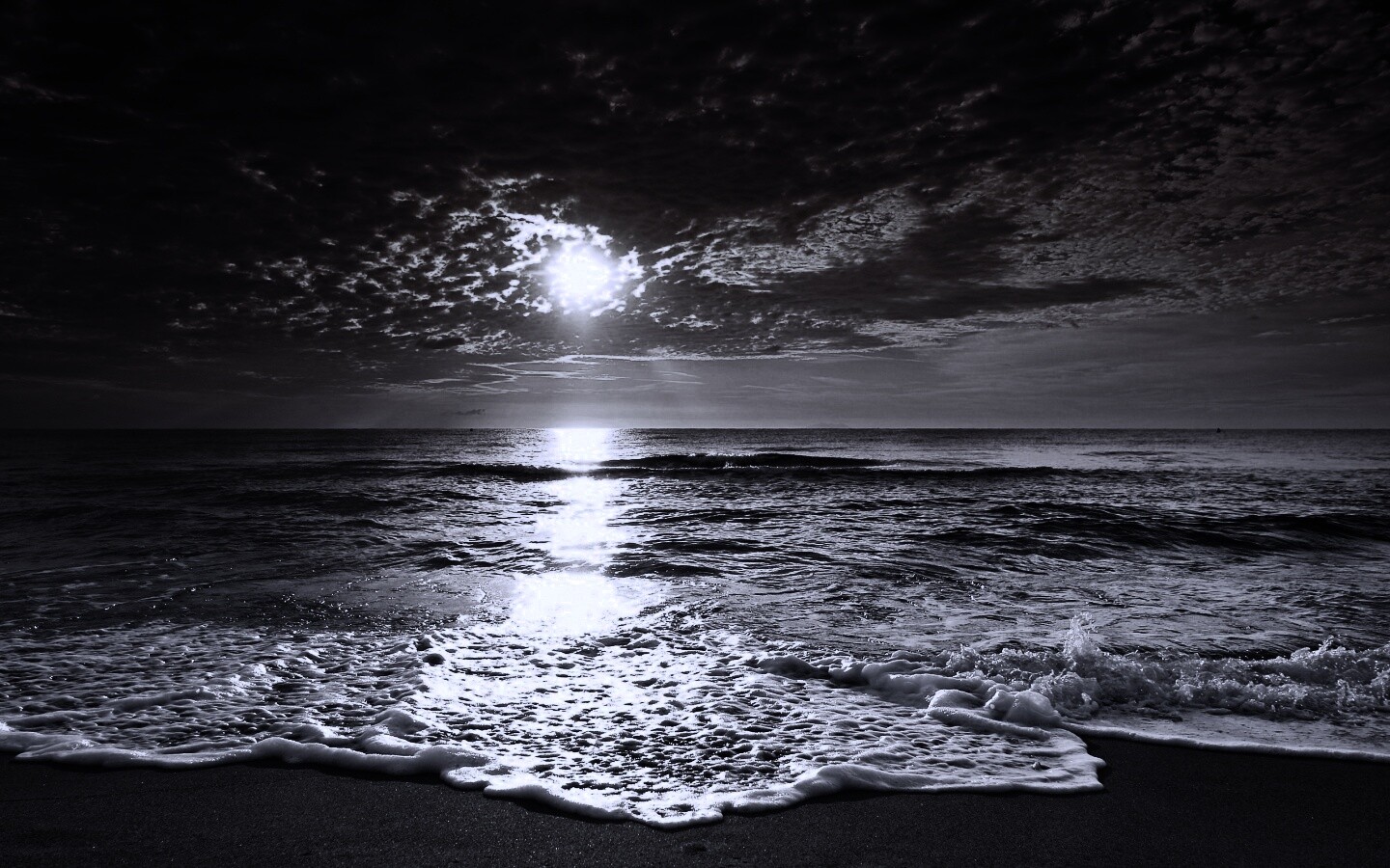 Берег моря в лучах заката обои