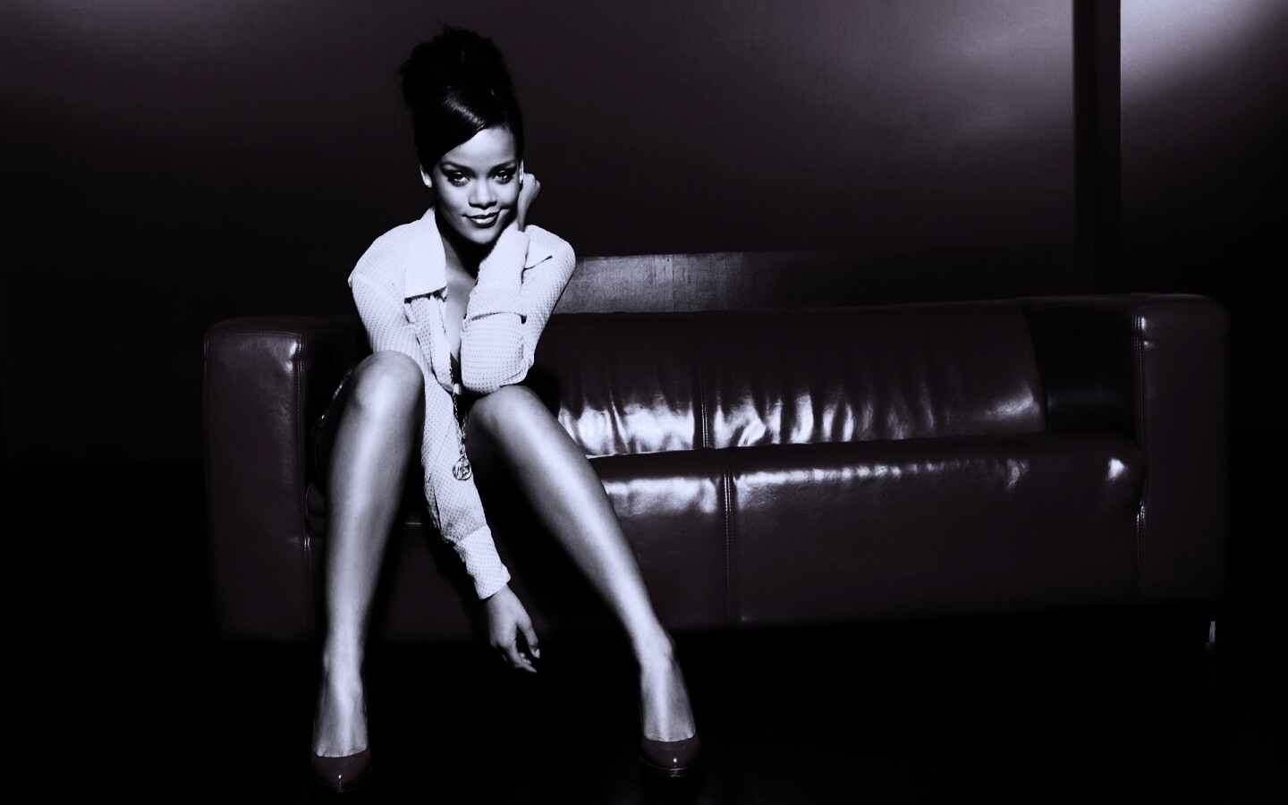 Рианна на красном кожаном диване обои