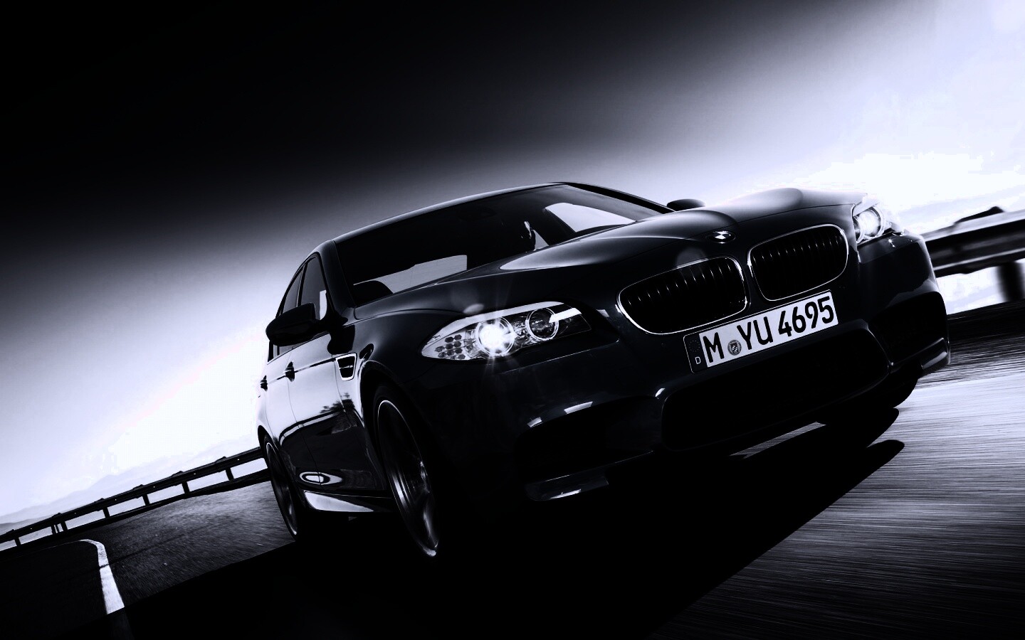 Синий БМВ на трассе обои
